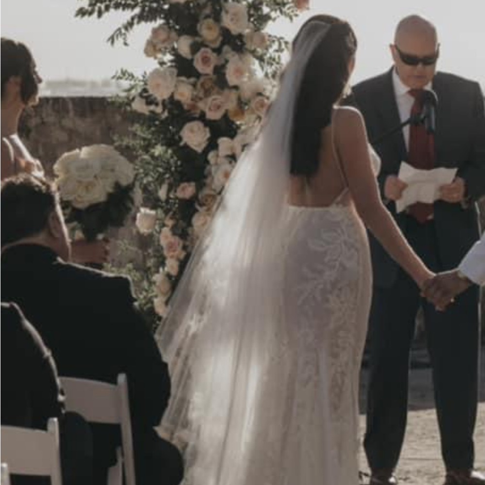 Lace wedding veil - worn once great condition